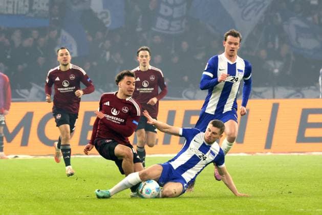 DEU, DFL, 2. FBL, Hertha BSC vs. 1.FC Nuernberg, 21.02.2025, Berliner Olympiastadion, Berlin, DEU, DFL, 2. FBL, Hertha BSC vs. 1.FC Nuernberg, im Bild Jonjoe Kenny (Hertha BSC Berlin 16), Justvan, Julian (1.FC Nuernberg 10) DFL - regulations prohibit any use of Photographs as image sequences and or quasi-video Foto: Juergen Engler nordphoto GmbH