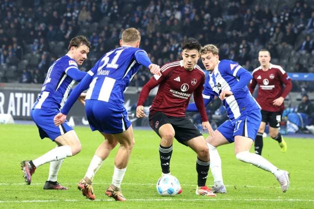 DEU, DFL, 2. FBL, Hertha BSC vs. 1.FC Nuernberg, 21.02.2025, Berliner Olympiastadion, Berlin, DEU, DFL, 2. FBL, Hertha BSC vs. 1.FC Nuernberg, im Bild Pascal Klemens (Hertha BSC Berlin 41), Marton Dardai (Hertha BSC Berlin 31), Michael Cuisance (Hertha BSC Berlin 27), Castrop, Jens (1.FC Nuernberg 17) DFL - regulations prohibit any use of Photographs as image sequences and or quasi-video Foto: Juergen Engler nordphoto GmbH