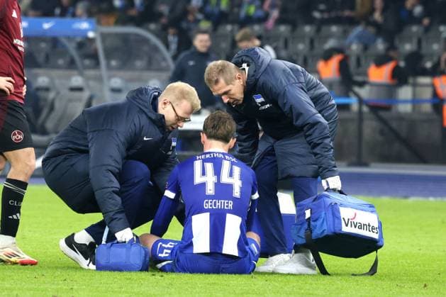 DEU, DFL, 2. FBL, Hertha BSC vs. 1.FC Nuernberg, 21.02.2025, Berliner Olympiastadion, Berlin, DEU, DFL, 2. FBL, Hertha BSC vs. 1.FC Nuernberg, im Bild Linus Gechter (Hertha BSC Berlin 44), verletzt DFL - regulations prohibit any use of Photographs as image sequences and or quasi-video Foto: Juergen Engler nordphoto GmbH