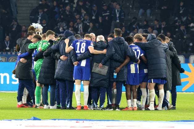 DEU, DFL, 2. FBL, Hertha BSC vs. 1.FC Nuernberg, 21.02.2025, Berliner Olympiastadion, Berlin, DEU, DFL, 2. FBL, Hertha BSC vs. 1.FC Nuernberg, im Bild Hertha-Spielerkreis DFL - regulations prohibit any use of Photographs as image sequences and or quasi-video Foto: Juergen Engler nordphoto GmbH