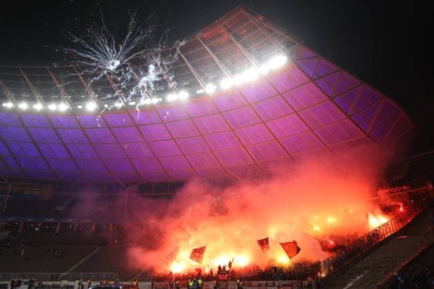 DEU, DFL, 2. FBL, Hertha BSC vs. 1.FC Nuernberg, 21.02.2025, Berliner Olympiastadion, Berlin, DEU, DFL, 2. FBL, Hertha BSC vs. 1.FC Nuernberg, im Bild Nuernberger-Fans, Pyro DFL - regulations prohibit any use of Photographs as image sequences and or quasi-video Foto: Juergen Engler nordphoto GmbH
