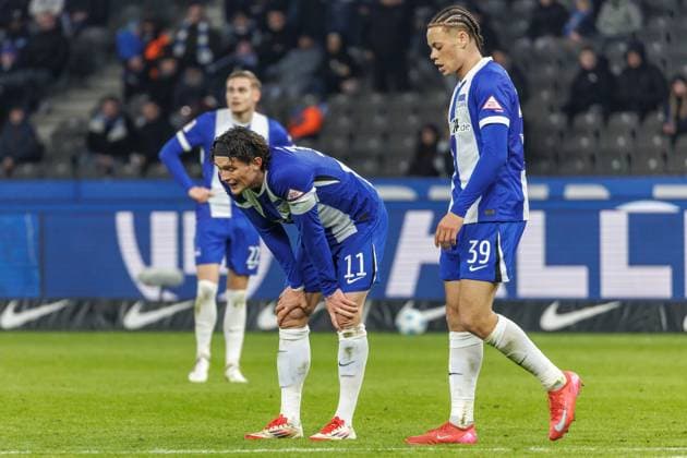 Berlin, 21.02.25, Fussball, 2.Bundesliga, 23. Spieltag, Hertha BSC - 1. FC Nuernberg, Olympiastadion. Berlins Fabian Reese (l) und Berlins Derry Scherhant (r) sind ueber das Unentschieden enttaeuscht. DFL regulations and DFB regulations prohibit any use of photographs as image sequences and or quasi-video, Foto: Andreas Gora Hertha BSC - 1. FC Nuernberg