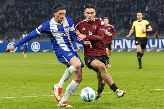Berlin, 21.02.25, Fussball, 2.Bundesliga, 23. Spieltag, Hertha BSC - 1. FC Nuernberg, Olympiastadion. Berlins Fabian Reese kaempft gegen Berkay Yilmaz von FC Nuernberg um den Ball. DFL regulations and DFB regulations prohibit any use of photographs as image sequences and or quasi-video, Foto: Andreas Gora Hertha BSC - 1. FC Nuernberg