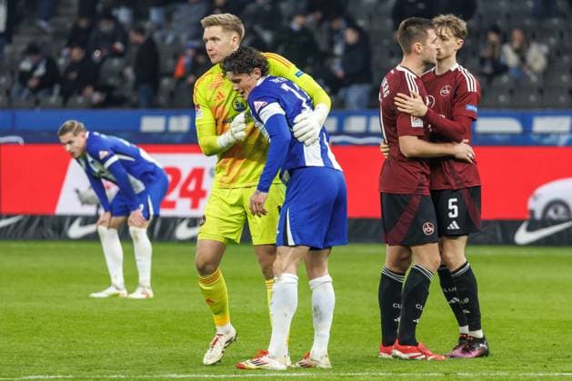Berlin, 21.02.25, Fussball, 2.Bundesliga, 23. Spieltag, Hertha BSC - 1. FC Nuernberg, Olympiastadion. Torwart Jan Reichert von FC Nuernberg tröstet Berlins Fabian Reese. DFL regulations and DFB regulations prohibit any use of photographs as image sequences and or quasi-video, Foto: Andreas Gora Hertha BSC - 1. FC Nuernberg
