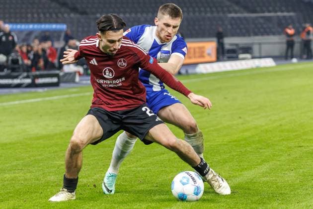 Berlin, 21.02.25, Fussball, 2.Bundesliga, 23. Spieltag, Hertha BSC - 1. FC Nuernberg, Olympiastadion. Berkay Yilmaz von FC Nuernberg (l) kaempft gegen Berlins Jonjoe Kenny (r) um den Ball. DFL regulations and DFB regulations prohibit any use of photographs as image sequences and or quasi-video, Foto: Andreas Gora Hertha BSC - 1. FC Nuernberg