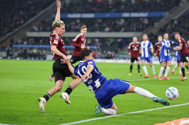 2. Fußball Bundesliga Hertha BSC - 1. FC Nürnberg Tim Janisch (Nürnberg 32) im Zweikampf mit Ibrahim Maza (Hertha BSC Berlin 10), während der Begegnung in der 2. Fußball Bundesliga Hertha BSC - 1. FC Nürnberg in Berlin, Olympiastadion, am 21.02.2025. DFB regulations prohibit any use of photographs as image sequences and or quasi video.