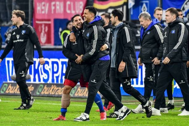 Schlussjubel Ludovit Reis Glatzel Robert ( HSV ) lachen Deutschland , Hamburg , Volksparkstadion , Fussball , 2 . Bundesliga , Hamburger SV - 1 FC Kaiserslautern
