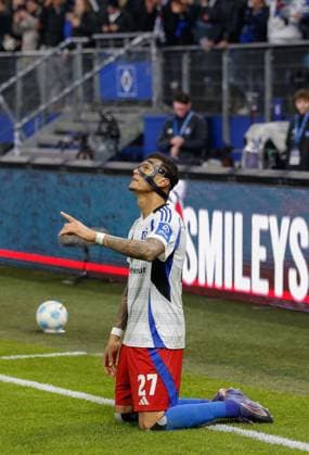 Torjubel 2:0 durch ein Tor von Davie Selke ( HSV ) der betet schickt Gruss nach oben in den Himmel Deutschland , Hamburg , Volksparkstadion , Fussball , 2 . Bundesliga , Hamburger SV - 1 FC Kaiserslautern
