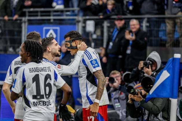 Torjubel 2:0 durch ein Tor von Davie Selke der jubelt Stirn an Stirn mit Ludovit Reis ( HSV ) Deutschland , Hamburg , Volksparkstadion , Fussball , 2 . Bundesliga , Hamburger SV - 1 FC Kaiserslautern