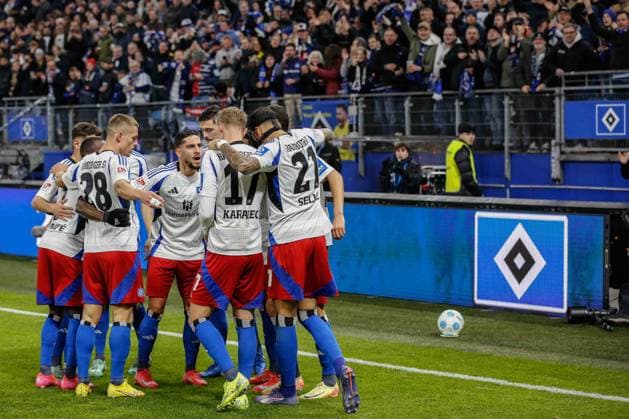 Torjubel für ein nicht gegebenes Tor von Davie Selke Miro Muheim Jean Luc Dompe Ludovit Reis Adam Karabec ( HSV ) Deutschland , Hamburg , Volksparkstadion , Fussball , 2 . Bundesliga , Hamburger SV - 1 FC Kaiserslautern