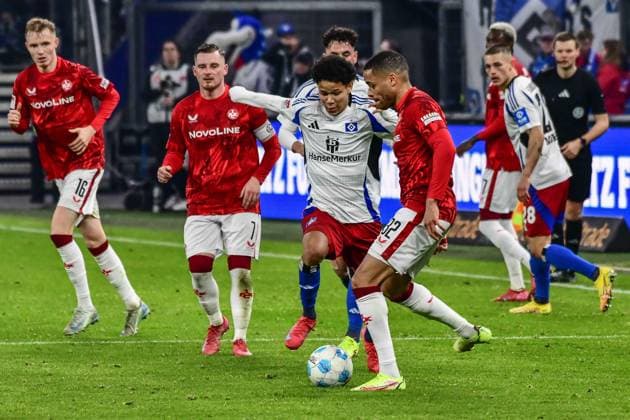 Alexander Rössing-Lelesiit ( HSV ) 32 Jan Gyamerah ( Kaiserslautern ) Deutschland , Hamburg , Volksparkstadion , Fussball , 2 . Bundesliga , Hamburger SV - 1 FC Kaiserslautern