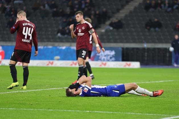 2. Fußball Bundesliga Hertha BSC - 1. FC Nürnberg Florian Niederlechner (Hertha BSC Berlin 7) enttäuscht am Boden, links Ondrej Karafiat (Nürnberg 44), während der Begegnung in der 2. Fußball Bundesliga Hertha BSC - 1. FC Nürnberg in Berlin, Olympiastadion, am 21.02.2025. DFB regulations prohibit any use of photographs as image sequences and or quasi video.