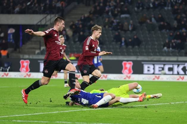 2. Fußball Bundesliga Hertha BSC - 1. FC Nürnberg Florian Niederlechner (Hertha BSC Berlin 7) scheitert beim Torschuss an Torwart Jan Reichert (Nürnberg 1) und Tim Drexler (Nürnberg 5) während der Begegnung in der 2. Fußball Bundesliga Hertha BSC - 1. FC Nürnberg in Berlin, Olympiastadion, am 21.02.2025. DFB regulations prohibit any use of photographs as image sequences and or quasi video.