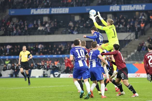 2. Fußball Bundesliga Hertha BSC - 1. FC Nürnberg Torwart Jan Reichert (Nürnberg 1) hält, sichert einen Ball vor Linus Gechter (Hertha BSC Berlin 44), vorne Ibrahim Maza (Hertha BSC Berlin 10) , Florian Niederlechner (Hertha BSC Berlin 7) und Jens Castrop (Nürnberg 17), während der Begegnung in der 2. Fußball Bundesliga Hertha BSC - 1. FC Nürnberg in Berlin, Olympiastadion, am 21.02.2025. DFB regulations prohibit any use of photographs as image sequences and or quasi video.
