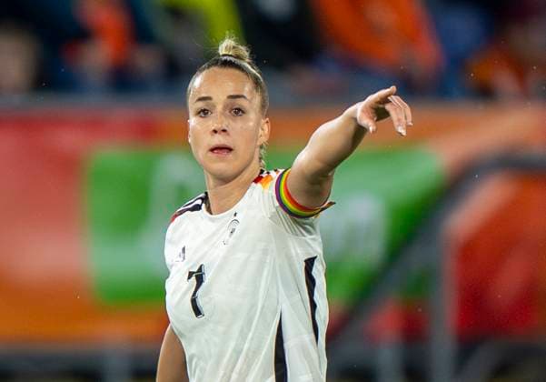 Sport Bilder des Tages Giulia Gwinn (Germany, 7) zeigt an. 21.02.2025, Netherlands - Germany, UEFA Women s Nations League Div. A , Rat Verlegh Stadion - Breda Copyright: MarcoxBader