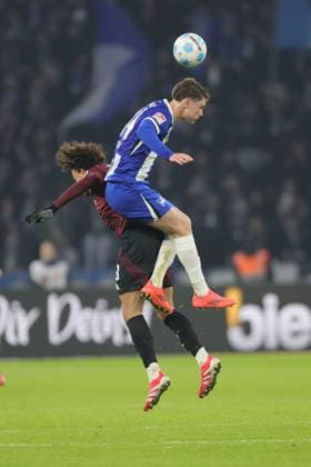 2. Fußball Bundesliga Hertha BSC - 1. FC Nürnberg Kopfball, Kopfballduell zwischen Linus Gechter (Hertha BSC Berlin 44) und Janis Antiste (Nürnberg 28), während der Begegnung in der 2. Fußball Bundesliga Hertha BSC - 1. FC Nürnberg in Berlin, Olympiastadion, am 21.02.2025. DFB regulations prohibit any use of photographs as image sequences and or quasi video.