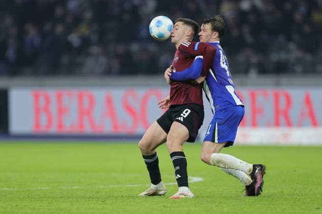 2. Fußball Bundesliga Hertha BSC - 1. FC Nürnberg Pascal Klemens (Hertha BSC Berlin 41) im Zweikampf mit Stefanos Tzimas (Nürnberg 9), während der Begegnung in der 2. Fußball Bundesliga Hertha BSC - 1. FC Nürnberg in Berlin, Olympiastadion, am 21.02.2025. DFB regulations prohibit any use of photographs as image sequences and or quasi video.
