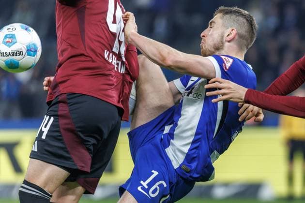Berlin, 21.02.25, Fussball, 2.Bundesliga, 23. Spieltag, Hertha BSC - 1. FC Nuernberg, Olympiastadion. Berlins Jonjoe Kenny kaempft gegen Ondrej Karafiat von FC Nuernberg um den Ball. DFL regulations and DFB regulations prohibit any use of photographs as image sequences and or quasi-video, Foto: Andreas Gora Hertha BSC - 1. FC Nuernberg