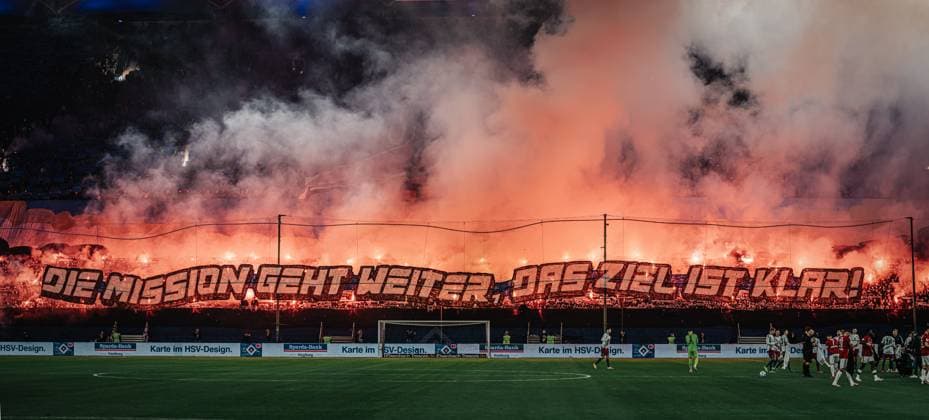 Fußball Männer Saison 2024 2025 2. Fußball-Bundesliga 23. Spieltag Hamburger SV vs. 1. FC Kaiserslautern 21.02.2025 Choreo der HSV Nordtribüne Fans Die Mission Geht Weiter Das Ziel Ist Klar mit Pyrotechnik zusammengefügtes Panorama Hamburg Volksparkstadion Hamburg Deutschland