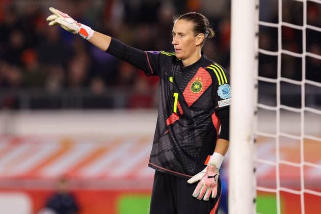 2025-02-21 Netherlands v Germany - UEFA Women s Nation League - League Phase - Matchday 1 BREDA, NETHERLANDS - FEBRUARY 21: Goalkeeper Ann-Katrin Berger of Germany coaches her teammates during the UEFA Women s Nation League - League Phase - Matchday 1 match between Netherlands and Germany at Rat Verlegh Stadion on February 21, 2025 in Breda, Netherlands. Breda Rat Verlegh Stadion Netherlands Content not available for redistribution in The Netherlands directly or indirectly through any third parties. Copyright: xHansxvanxderxValkx