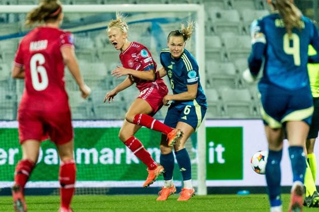 250221 Pernille Harder of Denmark and Magdalena Eriksson of Sweden during the UEFA Women s Nations League football match between Denmark and Sweden on February 21, 2025 in Odense. Photo: Christian Örnberg BILDBYRAN COP 166 JL0506 fotboll football soccer fotball nations league uefa womens nations league danmark sverige sweden denmark dam bbeng sverige danmark  Copyright: CHRISTIANxÖRNBERG BB250221CO123