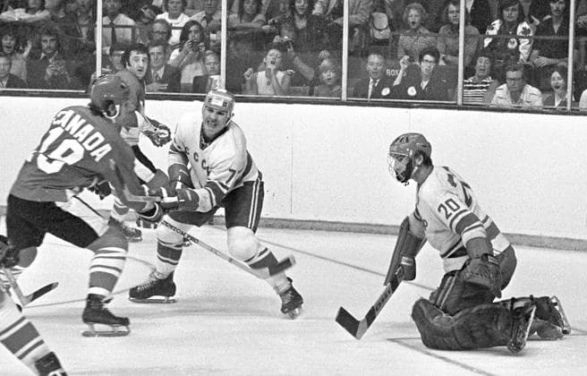 Archivbilder der Woche SPORT KW08 September 4, 1972, Toronto, On, Canada: Team Canada s Paul Henderson (left) shoots on Team USSR s Vladislav Tretiak while Gannady Tsygankov defends during the 1972 Summit tournament in Toronto, on Sept. 4, 1972. Canada News - September 4, 1972  - ZUMAc35_ 19720904_zaf_c35_001 Copyright: xPeterxBreggx