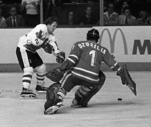 Archivbilder der Woche SPORT KW08 September 15, 1976, Montreal, Pq, Canada: Team Canada s Darryl Sittler puts the puck past Czechoslovakian goalie Vladimir Dzurilla to score and win the Canada Cup in overtime in Montreal, on Sept. 15, 1976. Canada News - September 15, 1976  - ZUMAc35_ 19760915_zaf_c35_001 Copyright: xChuckxStoodyx