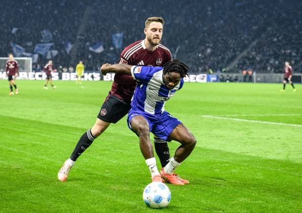Fussball 2.Bundesliga, Hertha BSC Berlin - 1.FC Nürnberg 21.02.2025, xdanx, Fussball 2.Bundesliga, Hertha BSC Berlin - 1.FC Nürnberg v.l. Lukas Schleimer (1.FC Nuernberg 36),Deyovaisio Zeefuik (Hertha BSC 42) Zweikampf, Duell, Kampf, tackle (DFL DFB REGULATIONS PROHIBIT ANY USE OF PHOTOGRAPHS as IMAGE SEQUENCES and or QUASI-VIDEO) Daniel Lakomski Mix1 Berlin Olympiastadion Berlin Deutschland (DEU) Copyright: xDanielxLakomskix
