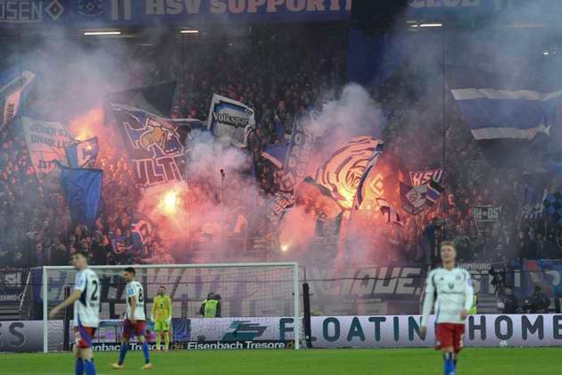 GER; 2. FBL,, Hamburger SV vs 1.FC Kaiserslautern 21.02.2025, Volksparkstadion, Hamburg, GER; 2. FBL, Hamburger SV vs 1.FC Kaiserslautern im Bild Feature die HSV Fans zuenden Pyrotechnik
