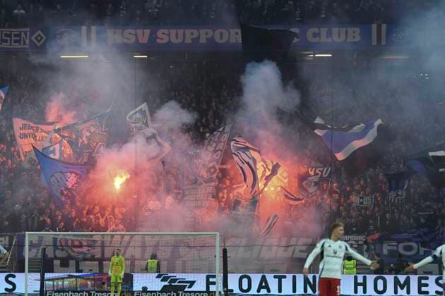 GER; 2. FBL,, Hamburger SV vs 1.FC Kaiserslautern 21.02.2025, Volksparkstadion, Hamburg, GER; 2. FBL, Hamburger SV vs 1.FC Kaiserslautern im Bild Feature die HSV Fans zuenden Pyrotechnik