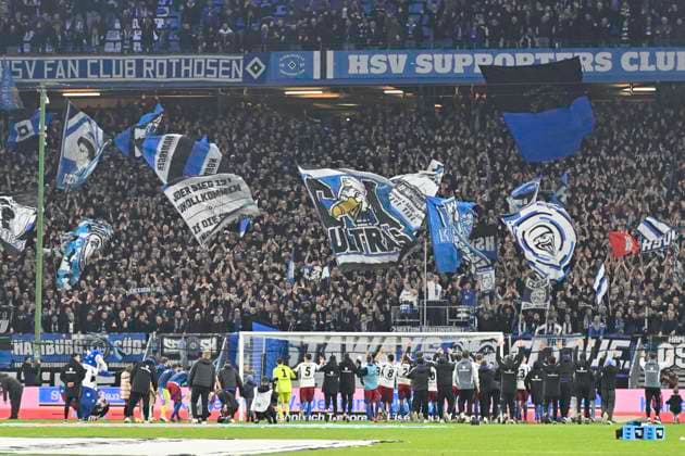 GER; 2. FBL,, Hamburger SV vs 1.FC Kaiserslautern 21.02.2025, Volksparkstadion, Hamburg, GER; 2. FBL, Hamburger SV vs 1.FC Kaiserslautern im Bild die Mannschaft des HSV jubelt mit den Fans ueber den Sieg