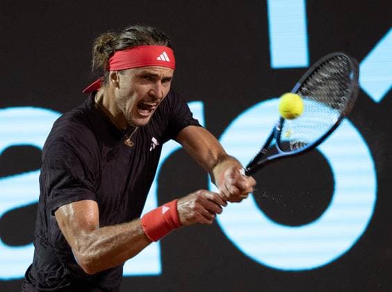 Sport Bilder des Tages (250222) -- RIO DE JANEIRO, Feb. 22, 2025 -- Alexander Zverev of Germany hits a return during the men s singles quarterfinal match against Francisco Comesana of Argentina at the 2025 ATP, Tennis Herren 500 Rio Open at Jockey Club Brasileiro in Rio de Janeiro, Brazil, Feb. 21, 2025. ) (SP)BRAZIL-RIO DE JANEIRO-TENNIS-RIO OPEN-MEN S SINGLES-QUARTERFINAL WangxTiancong 