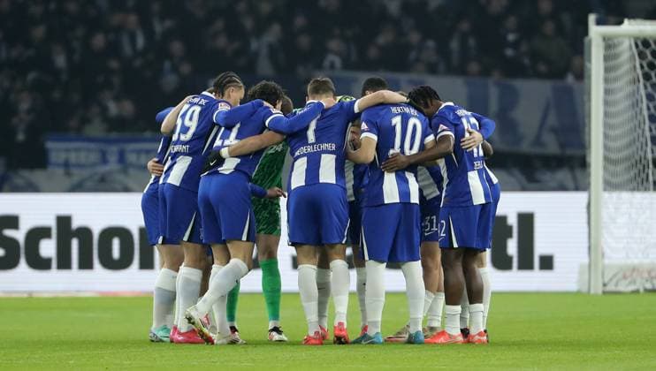Berliner Mannschaftskreis vor Spielbeginn einschwören Ritual Fußball Fussball DFL 2.Bundesliga Herren 23. Spieltag Saison 2024 2025 21.02.2025 Hertha BSC Berlin vs. 1.FC Nürnberg FCN DFL regulations prohibit any use of photographs as image sequences and or quasi-video