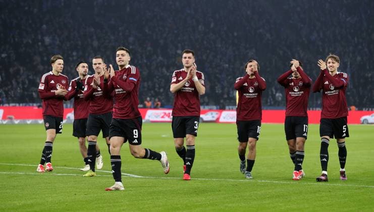 Caspar Jander, Ondrej Karafiat, Stefanos Tzimas, Robin Knoche, Rafael Lubach, Jens Castrop, Tim Drexler, Nürnberger Spieler begrüßen ihre Fans Fußball Fussball DFL 2.Bundesliga Herren 23. Spieltag Saison 2024 2025 21.02.2025 Hertha BSC Berlin vs. 1.FC Nürnberg FCN DFL regulations prohibit any use of photographs as image sequences and or quasi-video