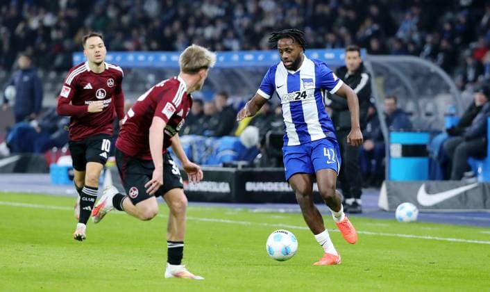 Julian Justvan, Tim Janisch, Deyovaisio Zeefuik am Ball Zweikampf Spielszene Aktion Fußball Fussball DFL 2.Bundesliga Herren 23. Spieltag Saison 2024 2025 21.02.2025 Hertha BSC Berlin vs. 1.FC Nürnberg FCN DFL regulations prohibit any use of photographs as image sequences and or quasi-video