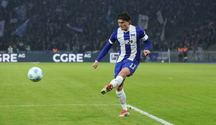 Fabian Reese am Ball Einzelbild Freisteller Aktion Fußball Fussball DFL 2.Bundesliga Herren 23. Spieltag Saison 2024 2025 21.02.2025 Hertha BSC Berlin vs. 1.FC Nürnberg FCN DFL regulations prohibit any use of photographs as image sequences and or quasi-video