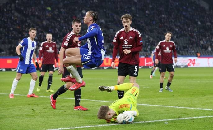 Derry Scherhant springt über Torwart Jan Reichert Zweikampf Spielszene Aktion Fußball Fussball DFL 2.Bundesliga Herren 23. Spieltag Saison 2024 2025 21.02.2025 Hertha BSC Berlin vs. 1.FC Nürnberg FCN DFL regulations prohibit any use of photographs as image sequences and or quasi-video