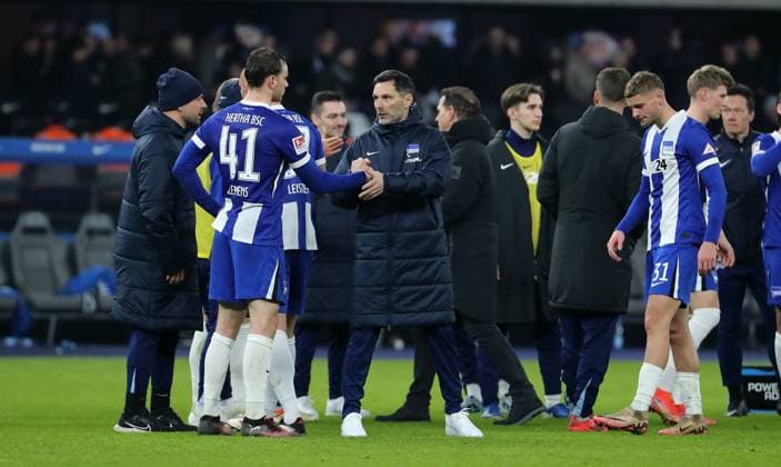 Trainer Stefan Leitl dankt Pascal Klemens nach Spielende Fußball Fussball DFL 2.Bundesliga Herren 23. Spieltag Saison 2024 2025 21.02.2025 Hertha BSC Berlin vs. 1.FC Nürnberg FCN DFL regulations prohibit any use of photographs as image sequences and or quasi-video