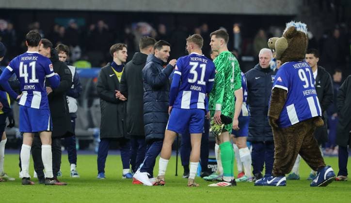 Trainer Stefan Leitl dankt Marton Dardai, Torwart Tjark Ernst nach Spielende Fußball Fussball DFL 2.Bundesliga Herren 23. Spieltag Saison 2024 2025 21.02.2025 Hertha BSC Berlin vs. 1.FC Nürnberg FCN DFL regulations prohibit any use of photographs as image sequences and or quasi-video