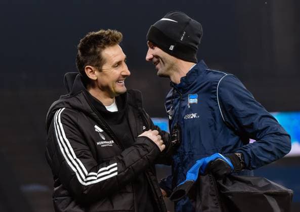 Fussball 2.Bundesliga, Hertha BSC Berlin - 1.FC Nürnberg 21.02.2025, xdanx, Fussball 2.Bundesliga, Hertha BSC Berlin - 1.FC Nürnberg v.l. Miroslav Klose ((1.FC Nuernberg Trainer) und Andre Mijatovic (Hertha BSC Co.Trainer) begrüssen sich. (DFL DFB REGULATIONS PROHIBIT ANY USE OF PHOTOGRAPHS as IMAGE SEQUENCES and or QUASI-VIDEO) Daniel Lakomski Mix1 Berlin Olympiastadion Berlin Deutschland (DEU) Copyright: xDanielxLakomskix