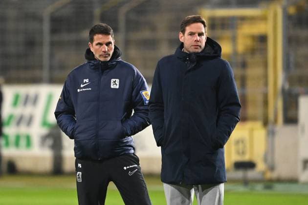 v.re:Dr. Christian WERNER (Sportdirektor 1860 Muenchen), Patrick GLOECKNER (Trainer 1860). Fussball 3.Liga,1.Spieltag, Saison 2024 25 TSV 1860 Muenchen - Arminia Bielefeld 0-3 am 21.02.2025 in Muenchen GRUENWALDER STADION.