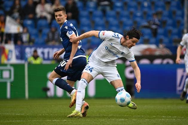 22.02.2025, xjhx, Fussball 2.Bundesliga, Karlsruher SC - 1.FC Magdeburg v.l. Marvin Wanitzek (Karlsruher SC KSC) Jean Hugonet (1.FC Magdeburg) Zweikampf, Aktion, action, battle for the ball (DFL DFB REGULATIONS PROHIBIT ANY USE OF PHOTOGRAPHS as IMAGE SEQUENCES and or QUASI-VIDEO) Karlsruhe