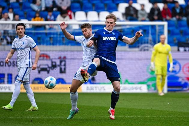 Mikkel Kaufmann (Karlsruher SC) und Marcus Mathisen (1. FC Magdeburg) im Zweikampf waehrend des Spiels der 2. Bundesliga zwischen Karlsruher SC und 1. FC Magdeburg im BBBank Wildpark am 22. February 2025 in Karlsruhe, Deutschland. (Foto von Silas Schüller DeFodi Images) +++ Mikkel Kaufmann (Karlsruher SC) and Marcus Mathisen (1. FC Magdeburg) battle for the ball during the 2. Bundesliga match between Karlsruher SC and 1. FC Magdeburg at BBBank Wildpark on February 22, 2025 in Karlsruhe, Germany. (Photo by Silas Schüller DeFodi Images) DFB DFL REGULATIONS PROHIBIT ANY USE OF PHOTOGRAPHS AS IMAGE SEQUENCES AND OR QUASI-VIDEO. (Photo by Silas Schueller DeFodi Images)