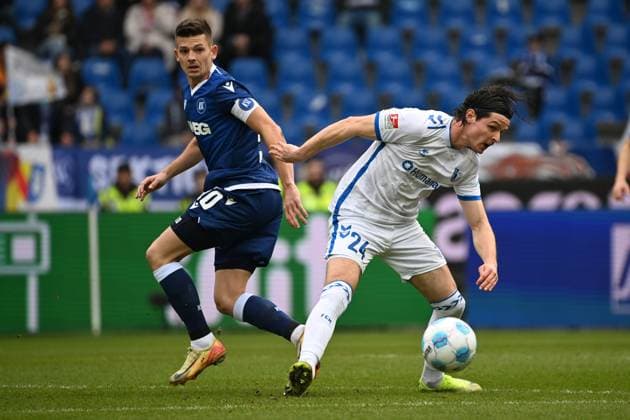 22.02.2025, xjhx, Fussball 2.Bundesliga, Karlsruher SC - 1.FC Magdeburg v.l. Marvin Wanitzek (Karlsruher SC KSC) Jean Hugonet (1.FC Magdeburg) Zweikampf, Aktion, action, battle for the ball (DFL DFB REGULATIONS PROHIBIT ANY USE OF PHOTOGRAPHS as IMAGE SEQUENCES and or QUASI-VIDEO) Karlsruhe