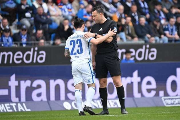 22.02.2025, xjhx, Fussball 2.Bundesliga, Karlsruher SC - 1.FC Magdeburg v.l. Baris Atik (1.FC Magdeburg) Schiedsrichter Referee Sven Jablonski (Bremen) (DFL DFB REGULATIONS PROHIBIT ANY USE OF PHOTOGRAPHS as IMAGE SEQUENCES and or QUASI-VIDEO) Karlsruhe