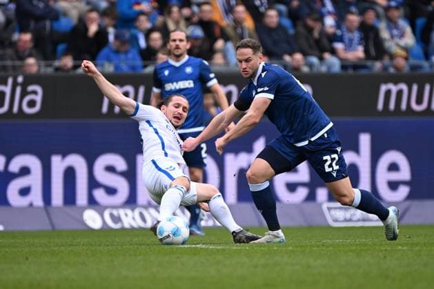 22.02.2025, xjhx, Fussball 2.Bundesliga, Karlsruher SC - 1.FC Magdeburg v.l. Baris Atik (1.FC Magdeburg) Christoph Kobald (Karlsruher SC KSC) Zweikampf, Aktion, action, battle for the ball (DFL DFB REGULATIONS PROHIBIT ANY USE OF PHOTOGRAPHS as IMAGE SEQUENCES and or QUASI-VIDEO) Karlsruhe