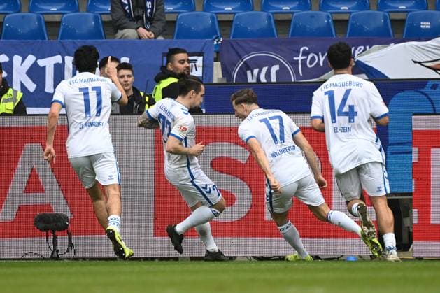 22.02.2025, xjhx, Fussball 2.Bundesliga, Karlsruher SC - 1.FC Magdeburg v.l. Torjubel nach dem Tor zum celebrating the goal celebrate 0:1 durch Baris Atik (1.FC Magdeburg) (DFL DFB REGULATIONS PROHIBIT ANY USE OF PHOTOGRAPHS as IMAGE SEQUENCES and or QUASI-VIDEO) Karlsruhe