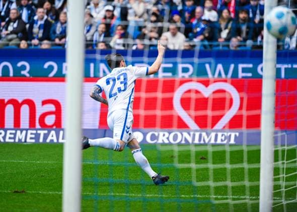 Baris Atik (1. FC Magdeburg) bejubelt sein Tor waehrend des Spiels der 2. Bundesliga zwischen Karlsruher SC und 1. FC Magdeburg im BBBank Wildpark am 22. February 2025 in Karlsruhe, Deutschland. (Foto von Silas Schüller DeFodi Images) +++ Baris Atik (1. FC Magdeburg) celebrates his goal during the 2. Bundesliga match between Karlsruher SC and 1. FC Magdeburg at BBBank Wildpark on February 22, 2025 in Karlsruhe, Germany. (Photo by Silas Schüller DeFodi Images) DFB DFL REGULATIONS PROHIBIT ANY USE OF PHOTOGRAPHS AS IMAGE SEQUENCES AND OR QUASI-VIDEO. (Photo by Silas Schueller DeFodi Images)