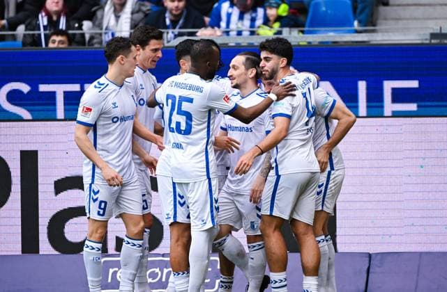 Baris Atik (1. FC Magdeburg) bejubelt sein Tor mit seinen Teamkollegen waehrend des Spiels der 2. Bundesliga zwischen Karlsruher SC und 1. FC Magdeburg im BBBank Wildpark am 22. February 2025 in Karlsruhe, Deutschland. (Foto von Silas Schüller DeFodi Images) +++ Baris Atik (1. FC Magdeburg) celebrates his goal with his teammates during the 2. Bundesliga match between Karlsruher SC and 1. FC Magdeburg at BBBank Wildpark on February 22, 2025 in Karlsruhe, Germany. (Photo by Silas Schüller DeFodi Images) DFB DFL REGULATIONS PROHIBIT ANY USE OF PHOTOGRAPHS AS IMAGE SEQUENCES AND OR QUASI-VIDEO. (Photo by Silas Schueller DeFodi Images)