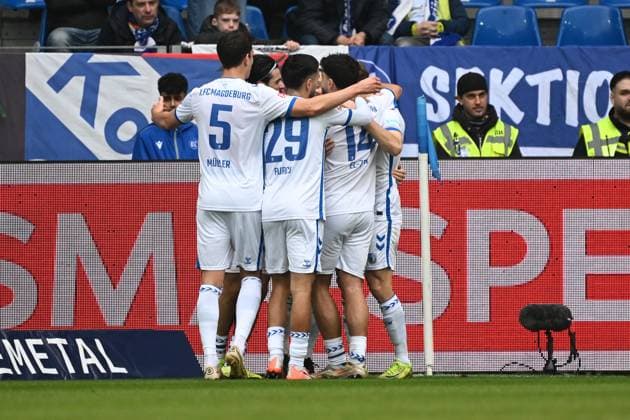22.02.2025, xjhx, Fussball 2.Bundesliga, Karlsruher SC - 1.FC Magdeburg v.l. Torjubel nach dem Tor zum celebrating the goal celebrate 0:1 durch Baris Atik (1.FC Magdeburg) (DFL DFB REGULATIONS PROHIBIT ANY USE OF PHOTOGRAPHS as IMAGE SEQUENCES and or QUASI-VIDEO) Karlsruhe